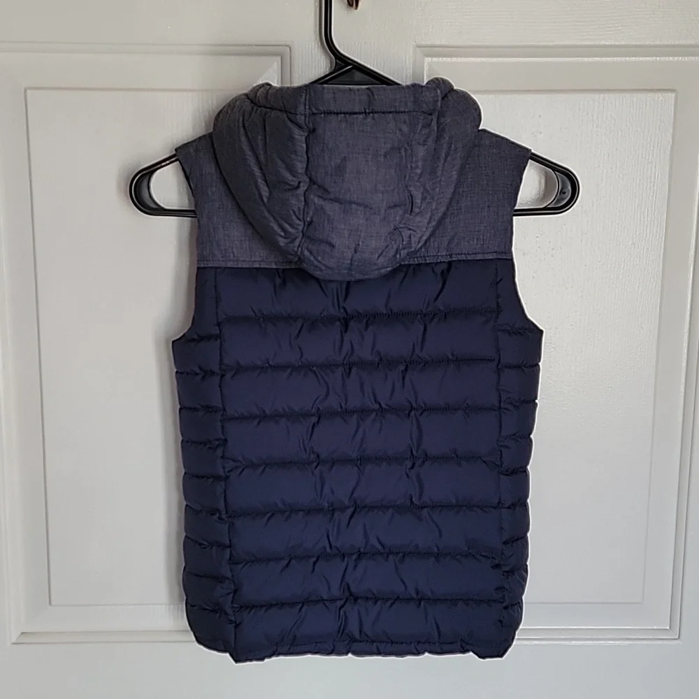 Sonoma boys winter vest, size 7. NWOT.  Navy blue, gray and green trim.